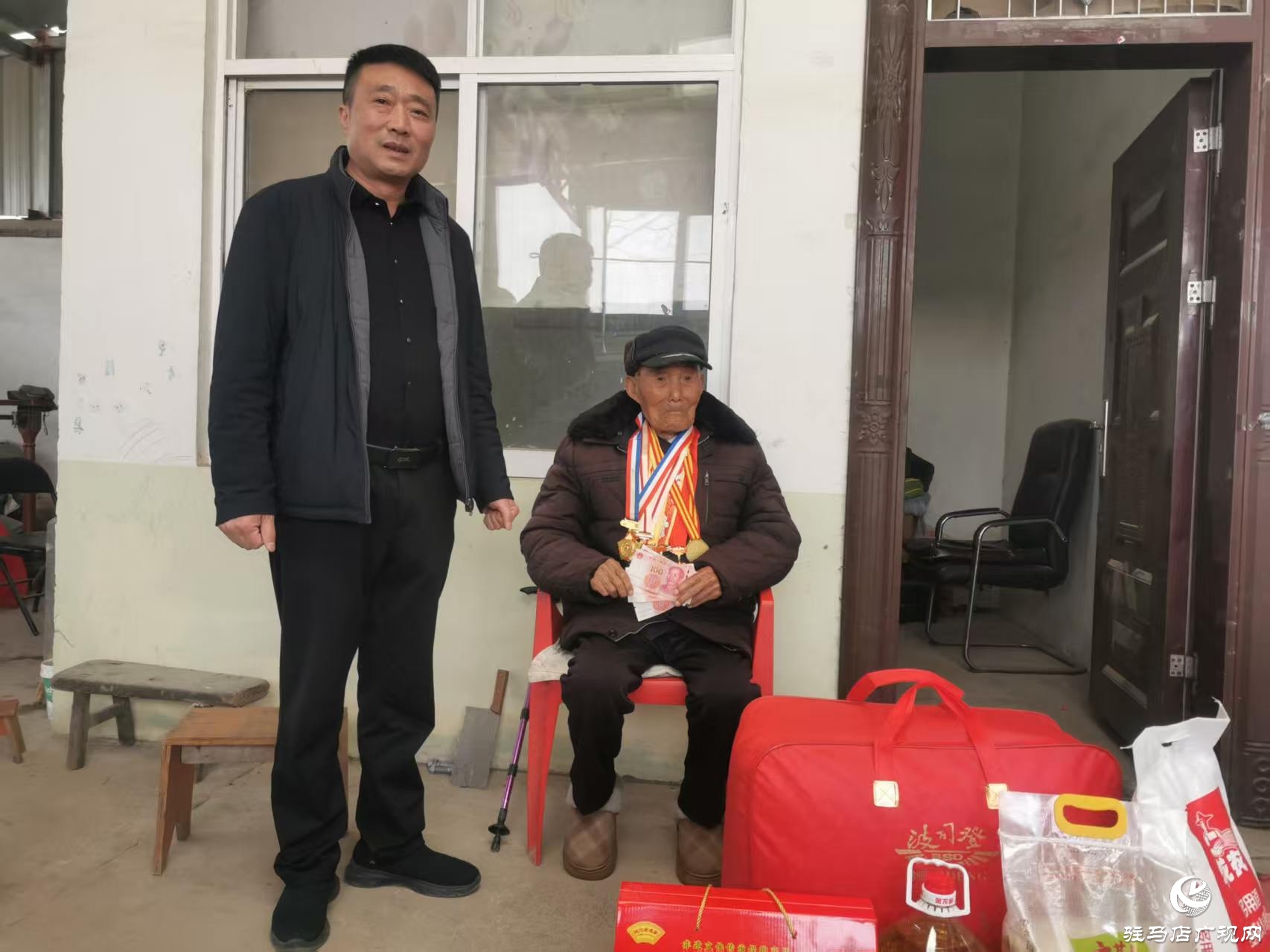 正陽縣退役軍人事務(wù)局春節(jié)前夕慰問高齡功勛老兵