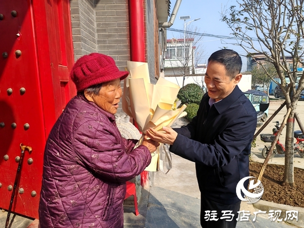 駐馬店市、平輿縣工商聯(lián)開展春節(jié)前企業(yè)家親屬慰問活動(dòng)