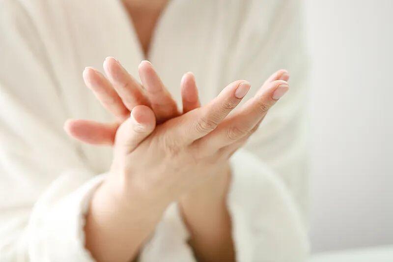 厚衣服先別著急收！立春養(yǎng)生，做好這7件事，一年少生?。? /></p>
<p>補(bǔ)充陽(yáng)氣曬曬背</p>
<p>后背是人體督脈和膀胱經(jīng)循行之所，一天中陽(yáng)光最充足的時(shí)候（一般為11:00~13:00）經(jīng)常曬曬后背，有利于充養(yǎng)人體陽(yáng)氣。</p>
<p>活血通絡(luò)泡泡腳</p>
<p>泡腳和按摩腳部是春天很好的保健方式。足底既有足三陰三陽(yáng)經(jīng)循行，更密集全身臟腑反射區(qū)。春天用溫水泡泡腳，可以溫通全身氣血。</p>
<p><img src=