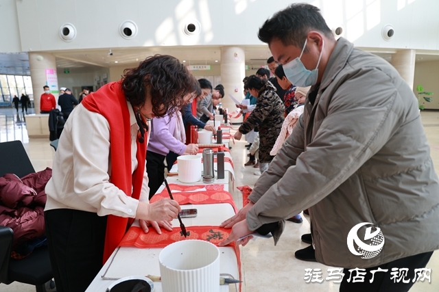 墨香送福暖醫(yī)患 春聯(lián)傳情迎新春