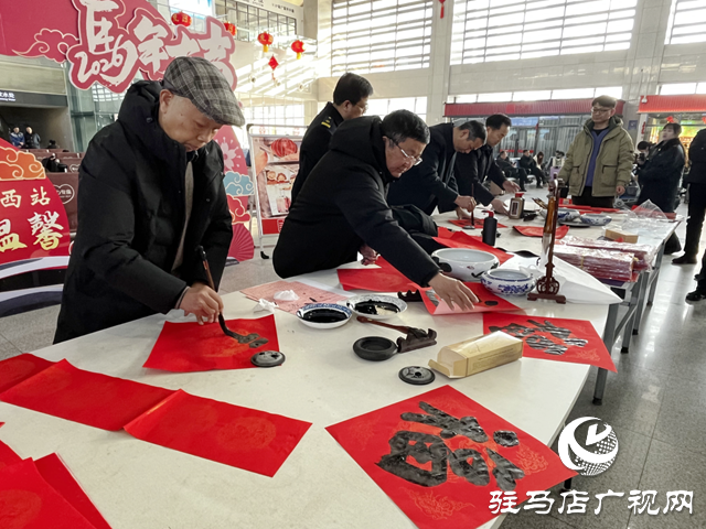 駐馬店西站:書(shū)法家揮毫贈(zèng)春聯(lián) 暖心福袋伴歸途