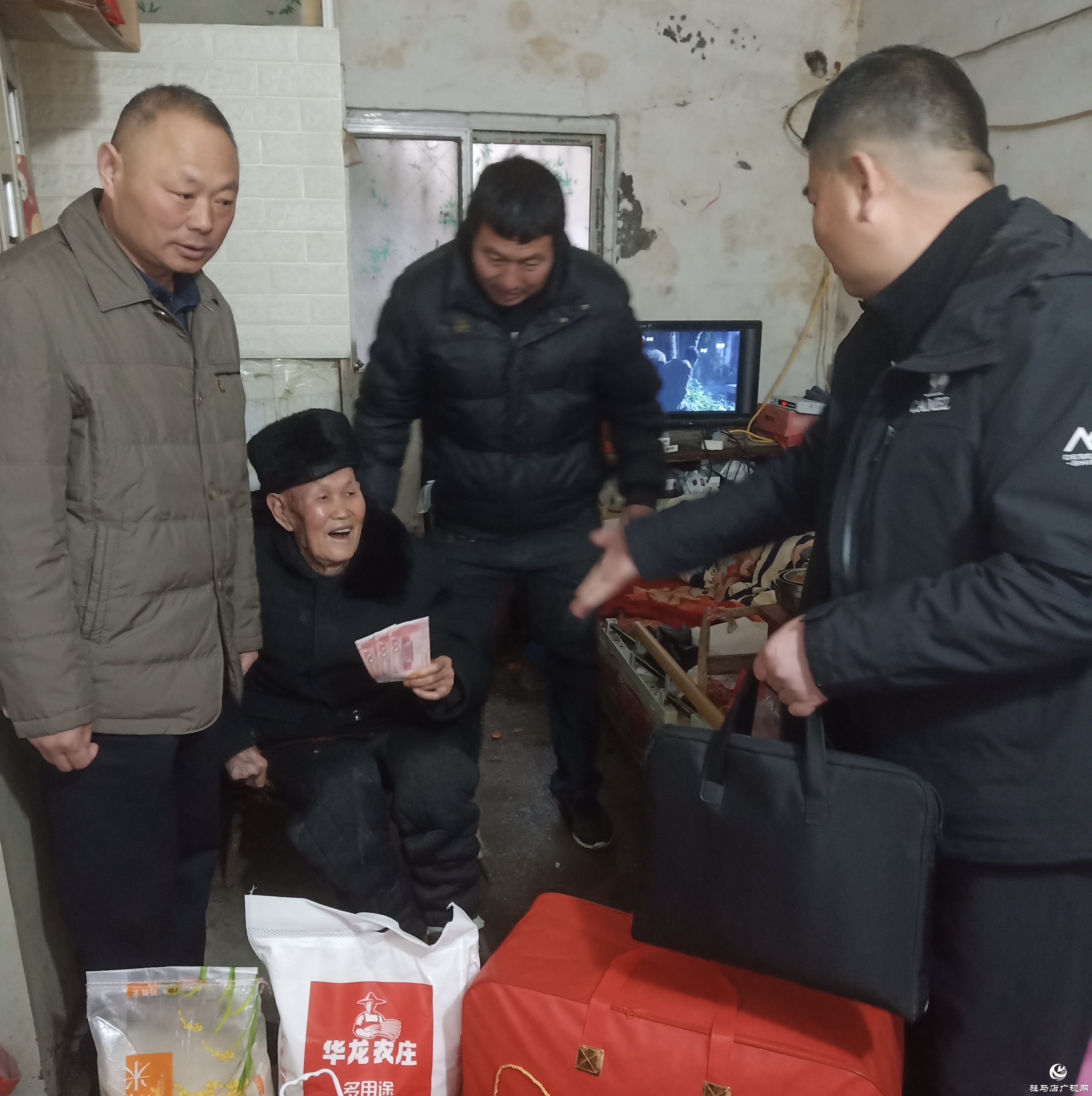 正陽縣退役軍人事務(wù)局春節(jié)前夕慰問高齡功勛老兵