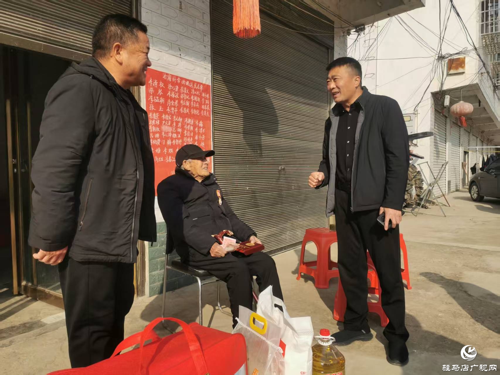 正陽縣退役軍人事務(wù)局春節(jié)前夕慰問高齡功勛老兵
