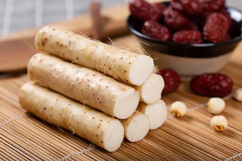 厚衣服先別著急收！立春養(yǎng)生，做好這7件事，一年少生?。? /></p>
<p>04</p>
<p>早睡早起以養(yǎng)肝</p>
<p>中醫(yī)認(rèn)為春屬木，與五臟中的肝同屬木性。此時(shí)，肝氣處于旺盛狀態(tài)，若調(diào)養(yǎng)得當(dāng)，可促進(jìn)氣血暢通，增強(qiáng)免疫力；反之則易導(dǎo)致肝氣郁結(jié)或肝火旺盛，引發(fā)情緒波動(dòng)、脾胃虛弱等問(wèn)題。</p>
<p>立春后日照漸長(zhǎng)，順應(yīng)日照變化早睡早起，利于陽(yáng)氣的生發(fā)。</p>
<p>05</p>
<p>每天梳頭百下</p>
<p>&ldquo;春三月，每朝梳頭一二百下，壽自高。&rdquo;立春時(shí)節(jié)梳梳頭，正符合春季陽(yáng)氣萌生升發(fā)的特點(diǎn)，有疏利氣血、通達(dá)陽(yáng)氣的作用。</p>
<p>06</p>
<p>情緒樂(lè)觀防躁動(dòng)</p>
<p>在精神養(yǎng)生方面，要順應(yīng)立春陽(yáng)氣生發(fā)的特點(diǎn)，注意保護(hù)陽(yáng)氣，著眼于一個(gè)&ldquo;生&rdquo;字。因春屬木，與肝相應(yīng)。肝主疏泄，在志為怒，惡抑郁而喜調(diào)達(dá)。</p>
<p><img src=