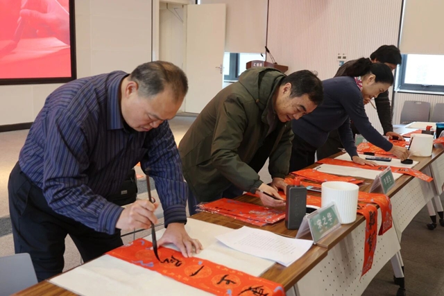 駐馬店市中心醫(yī)院開展&ldquo;迎新春&middot;送福聯(lián)&rdquo;活動