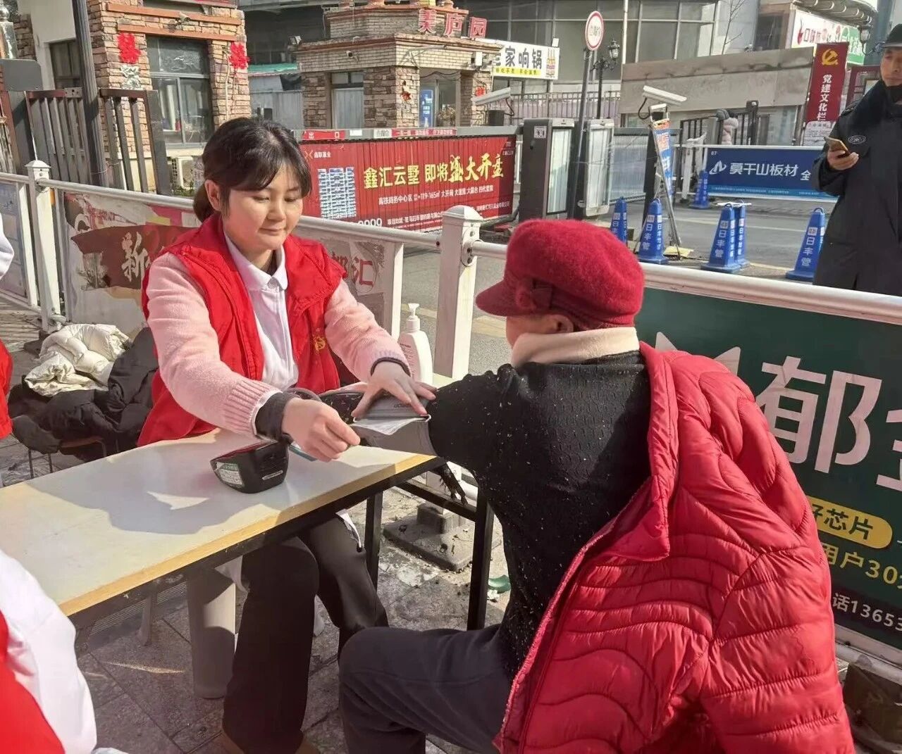 中醫(yī)護(hù)航血壓健康 義診服務(wù)情暖萊茵湖&mdash;&mdash;駐馬店市中醫(yī)院開展社區(qū)惠民義診活動(dòng)