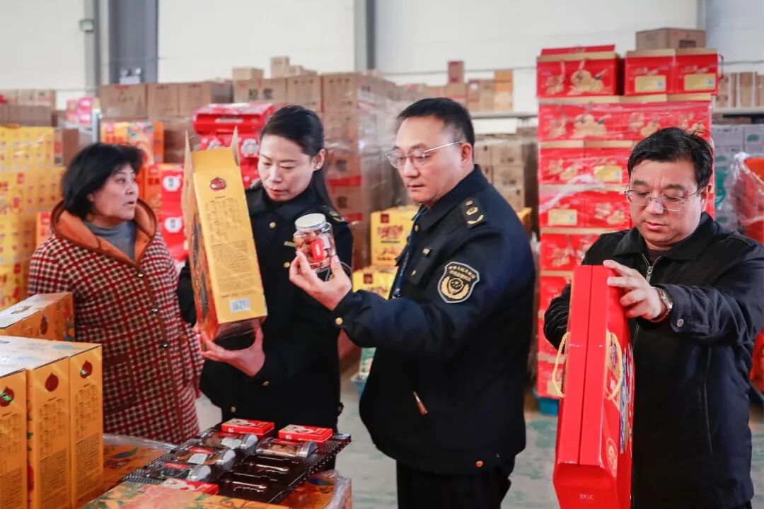 駐馬店市市場(chǎng)監(jiān)管局全面開(kāi)啟節(jié)前食品市場(chǎng)專(zhuān)項(xiàng)執(zhí)法檢查行動(dòng)。