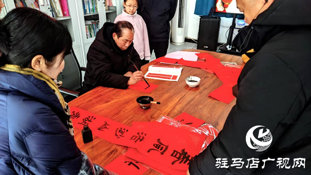 確山縣竹溝鎮(zhèn):揮毫寫春聯(lián) 送福迎新年