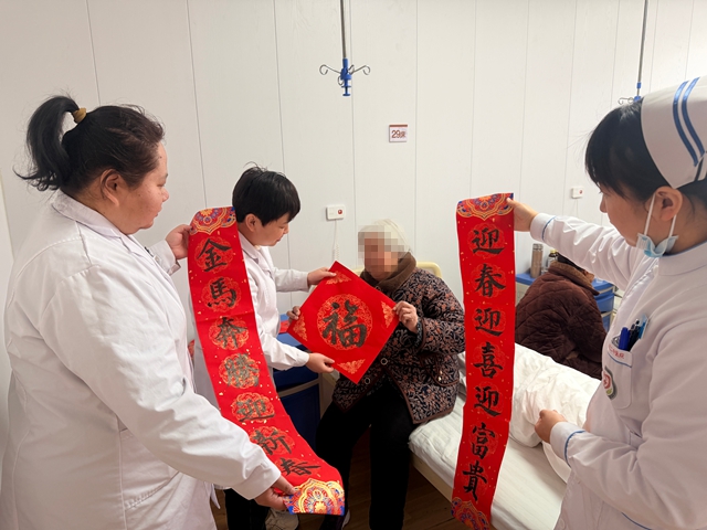 筆墨傳情暖病房 駐馬店市第二中醫(yī)院腦病一科手寫春聯(lián)送患者