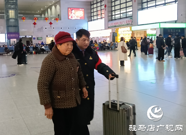 “鐵道老兵”殷海濤：三十年如一日 守護(hù)春運(yùn)歸途