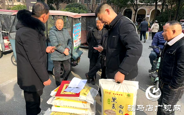 金山辦事處翟莊居委會(huì)開展新春福利發(fā)放活動(dòng)