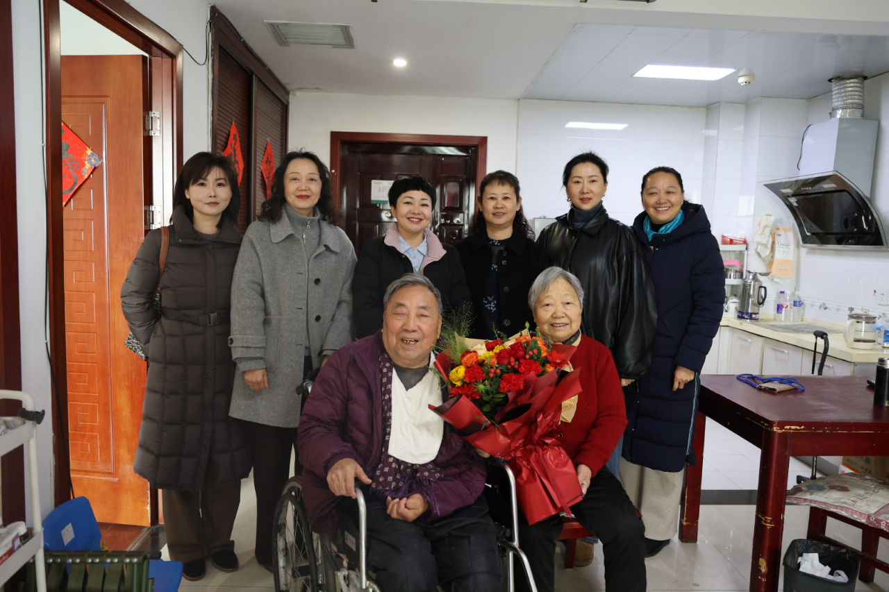 駐馬店市中醫(yī)院組織走訪慰問退休干部、返聘專家、困難黨員和援疆人員