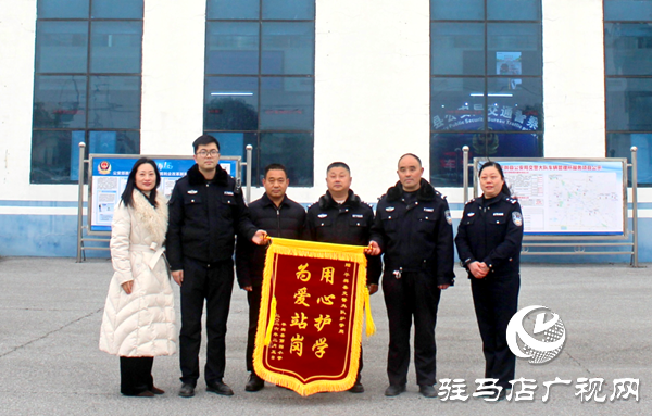 平輿縣第四小學(xué)向平輿縣交警大隊(duì)贈旗致謝傾情守護(hù)校園周邊安全