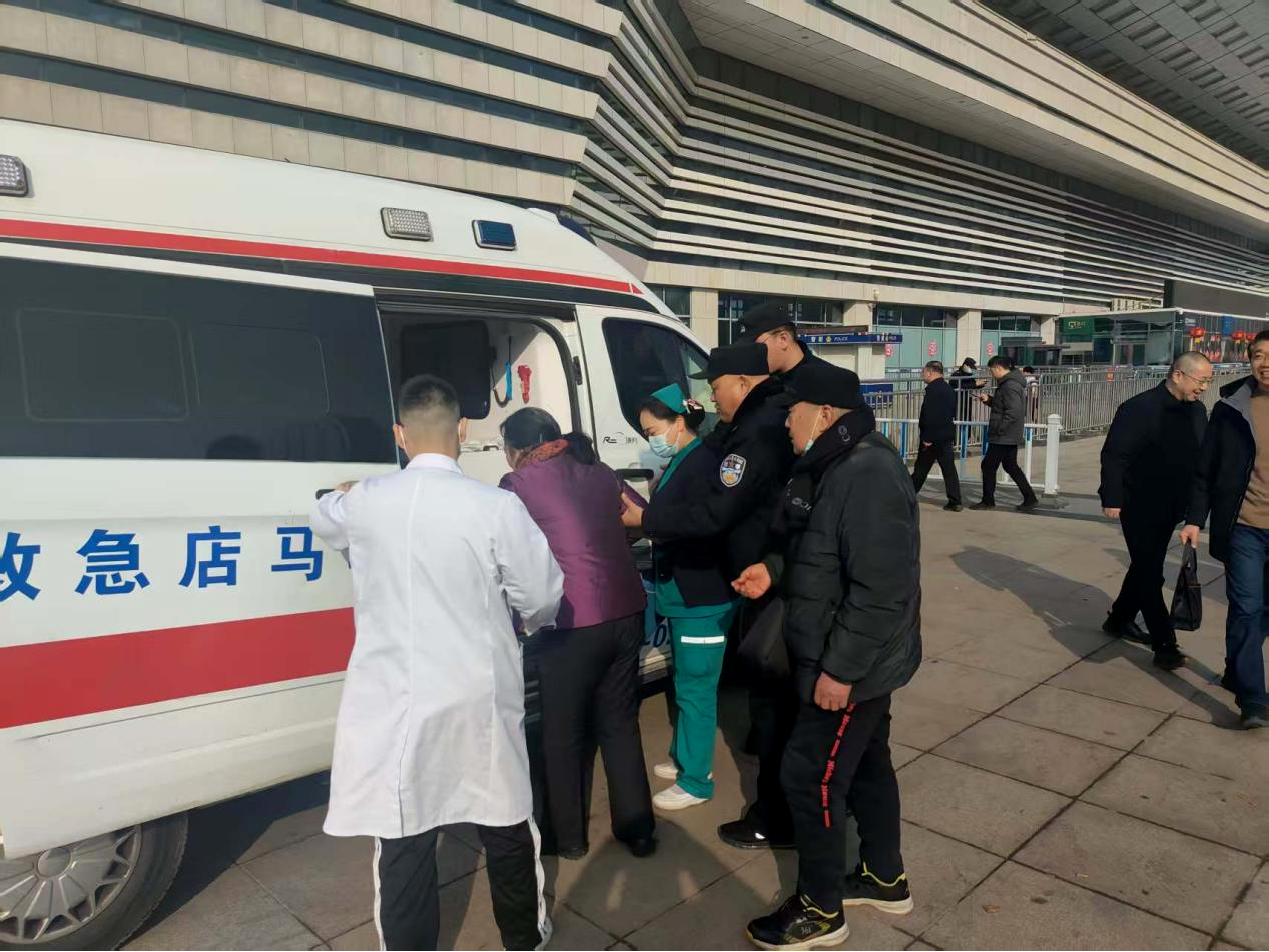 駐馬店市公安局示范區(qū)分局：旅客突發(fā)不適  民警及時施助