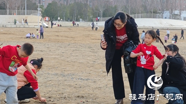 駐馬店：寒假親子時光添暖意 公共場所“陪伴熱”升溫