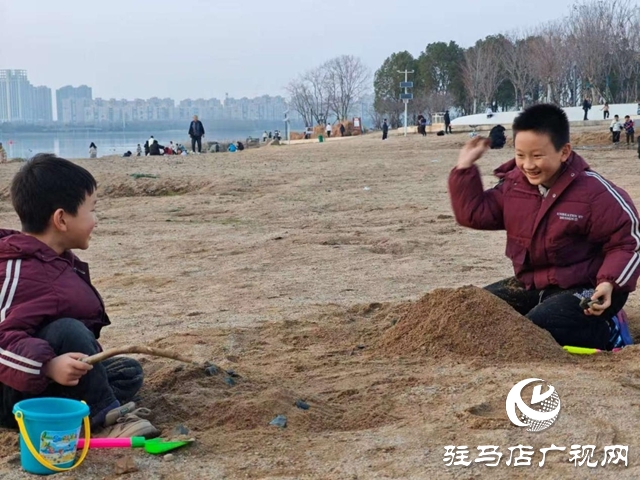 駐馬店：寒假親子時光添暖意 公共場所“陪伴熱”升溫