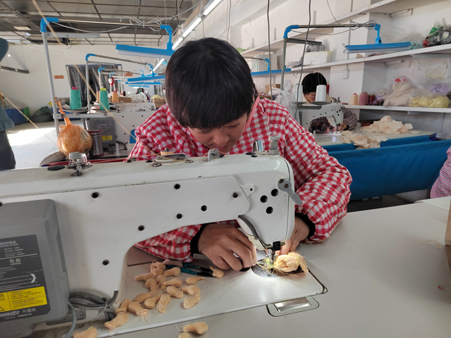 上蔡縣楊屯鄉(xiāng)楊仕位村： 毛絨玩具縫出鄉(xiāng)村振興新圖景