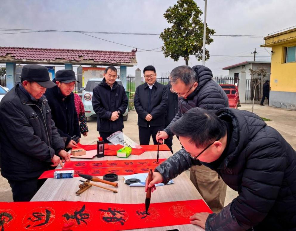 新春送暖潤(rùn)民心 校地同心促振興 --駐馬店幼專赴幫扶村開展2026年春節(jié)慰問(wèn)活動(dòng) 