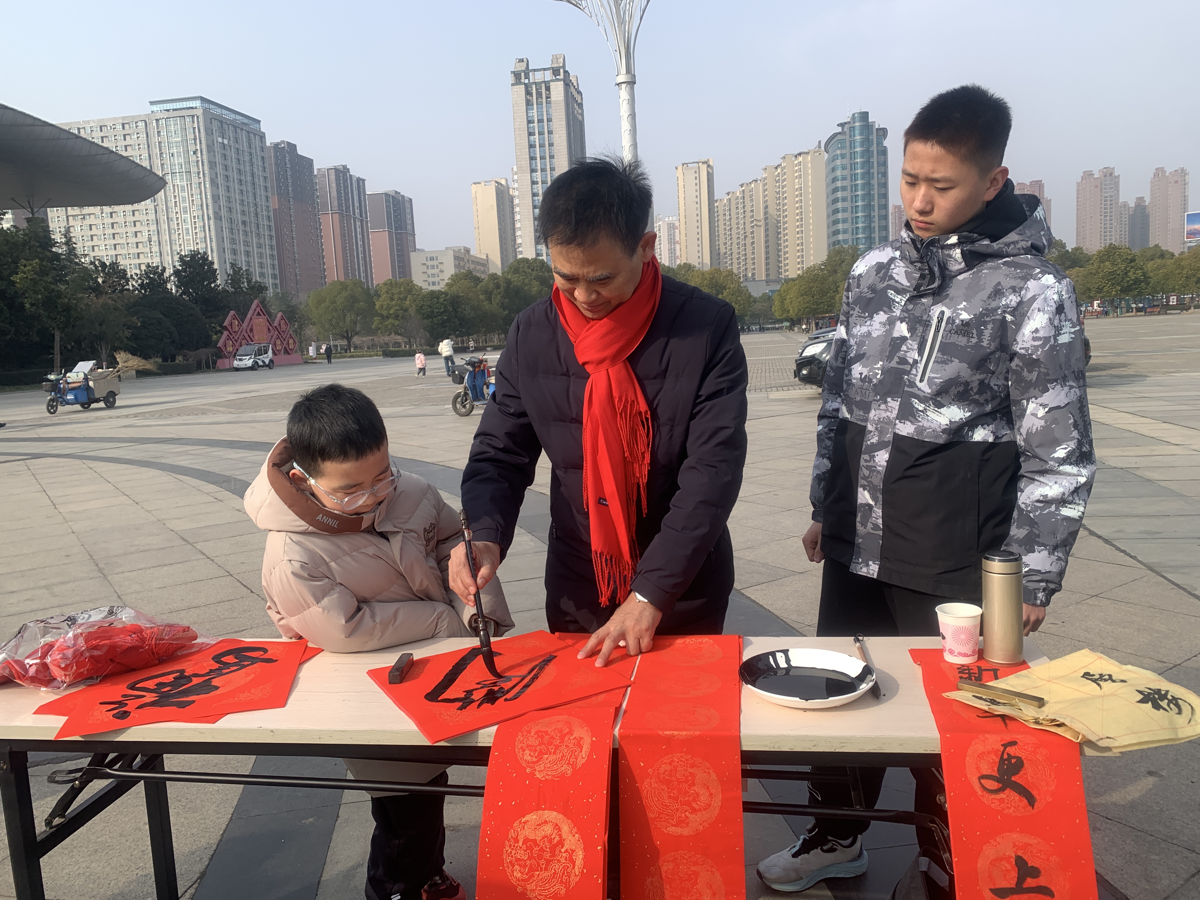 百花迎新 翰墨送福 駐馬店市文藝界義寫春聯(lián)公益活動溫暖舉行