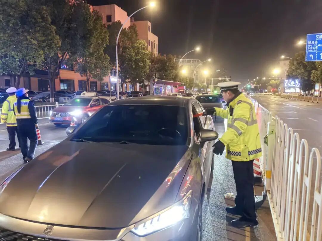 駐馬店交警：夜查酒駕不松懈 守護平安不止步