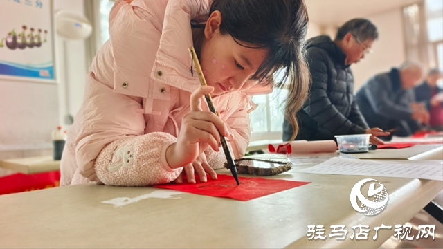 書法家揮毫送福 學(xué)子返鄉(xiāng)傳溫情