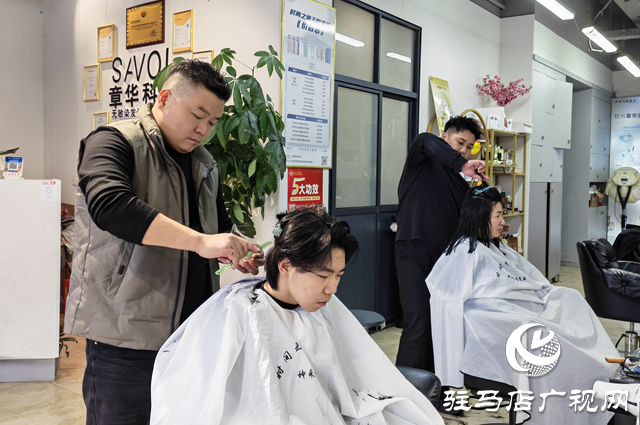 駐馬店節(jié)前理發(fā)店爆滿 &ldquo;頭頂大事&rdquo;拉滿新年儀式感