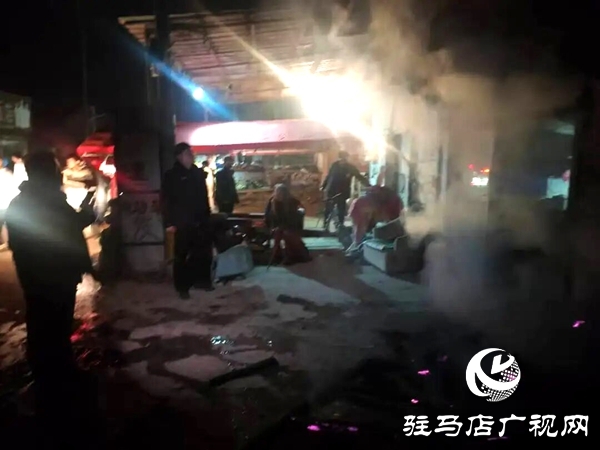 全媒體記者 朱建峰 通訊員 白雪 羅濤 &ldquo;感謝民輔警的辛勤付出，不僅挽救了我母親的生命，也讓我們的一家人感受到了社會的關(guān)愛。&rdquo;2月13日，居民劉先生來到平輿縣公安局射橋派出所，將一面印有&ldquo;救人于火 警民情深&rdquo;的鮮紅錦旗和一封飽含深情的感謝信送到民輔警手中，以此表達(dá)深深謝意。  2月11日凌晨，射橋派出所民警黃浩然、王中鵬帶領(lǐng)輔警馮朝威、楊東豪在轄區(qū)開展夜間巡邏。行至馬莊村委馬橋街時，發(fā)現(xiàn)一處民房外柴草堆正在燃燒，火焰不斷躥升，濃煙正向屋內(nèi)蔓延，情況萬分危急。  民輔警第一時間果斷處置、分工協(xié)作：一組利用隨身裝備和就近水源快速壓制明火，嚴(yán)防火勢擴(kuò)大；另一組不顧濃煙嗆鼻、毅然沖進(jìn)屋內(nèi)排查。經(jīng)緊急搜尋，發(fā)現(xiàn)屋內(nèi)一位有八旬老人仍在熟睡，對身邊險情渾然不覺。民警喚醒老人，全程攙扶護(hù)送，快速將老人轉(zhuǎn)移至安全地帶。此時屋內(nèi)已煙霧彌漫，所幸救援及時，老人身體并無大礙。隨后，民輔警徹底清理火場余燼，確認(rèn)無復(fù)燃隱患后才撤離現(xiàn)場。  警方在此提醒：冬季天干物燥，請注意用火用電安全，及時清理房前屋后柴草、雜物等易燃物品。獨(dú)居老人應(yīng)增強(qiáng)防火意識，家屬需加強(qiáng)日常照護(hù)與安全提醒，嚴(yán)防火災(zāi)事故發(fā)生。