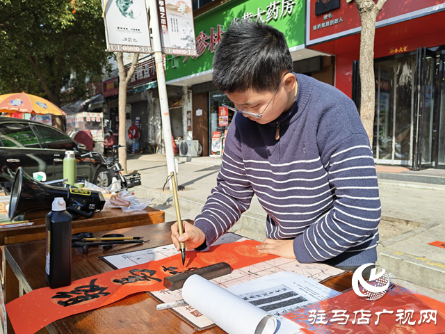 買鹵肉腸送春聯！關王廟街這對父子火了