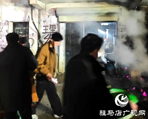 全媒體記者 朱建峰 通訊員 白雪 羅濤 &ldquo;感謝民輔警的辛勤付出，不僅挽救了我母親的生命，也讓我們的一家人感受到了社會的關(guān)愛。&rdquo;2月13日，居民劉先生來到平輿縣公安局射橋派出所，將一面印有&ldquo;救人于火 警民情深&rdquo;的鮮紅錦旗和一封飽含深情的感謝信送到民輔警手中，以此表達(dá)深深謝意。  2月11日凌晨，射橋派出所民警黃浩然、王中鵬帶領(lǐng)輔警馮朝威、楊東豪在轄區(qū)開展夜間巡邏。行至馬莊村委馬橋街時，發(fā)現(xiàn)一處民房外柴草堆正在燃燒，火焰不斷躥升，濃煙正向屋內(nèi)蔓延，情況萬分危急。  民輔警第一時間果斷處置、分工協(xié)作：一組利用隨身裝備和就近水源快速壓制明火，嚴(yán)防火勢擴(kuò)大；另一組不顧濃煙嗆鼻、毅然沖進(jìn)屋內(nèi)排查。經(jīng)緊急搜尋，發(fā)現(xiàn)屋內(nèi)一位有八旬老人仍在熟睡，對身邊險情渾然不覺。民警喚醒老人，全程攙扶護(hù)送，快速將老人轉(zhuǎn)移至安全地帶。此時屋內(nèi)已煙霧彌漫，所幸救援及時，老人身體并無大礙。隨后，民輔警徹底清理火場余燼，確認(rèn)無復(fù)燃隱患后才撤離現(xiàn)場。  警方在此提醒：冬季天干物燥，請注意用火用電安全，及時清理房前屋后柴草、雜物等易燃物品。獨(dú)居老人應(yīng)增強(qiáng)防火意識，家屬需加強(qiáng)日常照護(hù)與安全提醒，嚴(yán)防火災(zāi)事故發(fā)生。