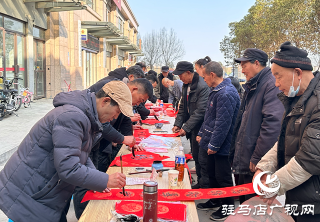 紅紙翻飛寫(xiě)祝福 志愿接力暖寒冬