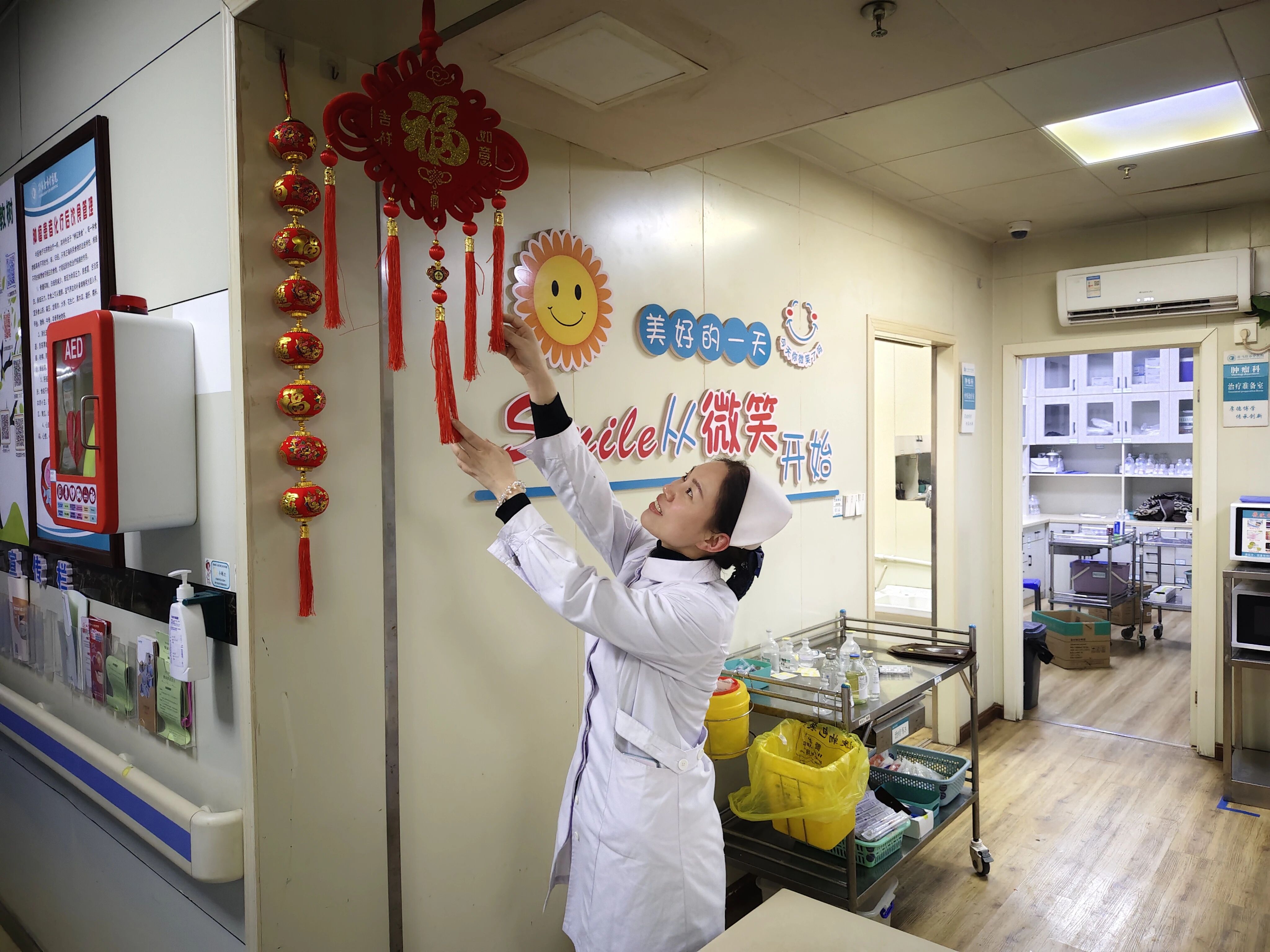 張燈結(jié)彩迎新春 醫(yī)心暖意護安康&mdash;&mdash;駐馬店市中醫(yī)院濃情裝扮迎馬年