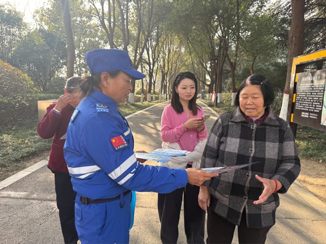 警惕“紅包返利”“積分清零”陷阱！駐馬店這場(chǎng)公園里的反詐宣傳干貨滿滿