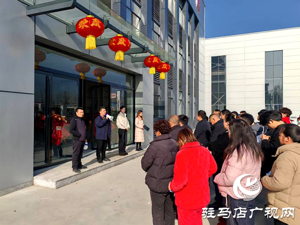 平輿縣李屯鎮(zhèn)：入企觀摩搭橋梁 現(xiàn)場簽約促就業(yè)