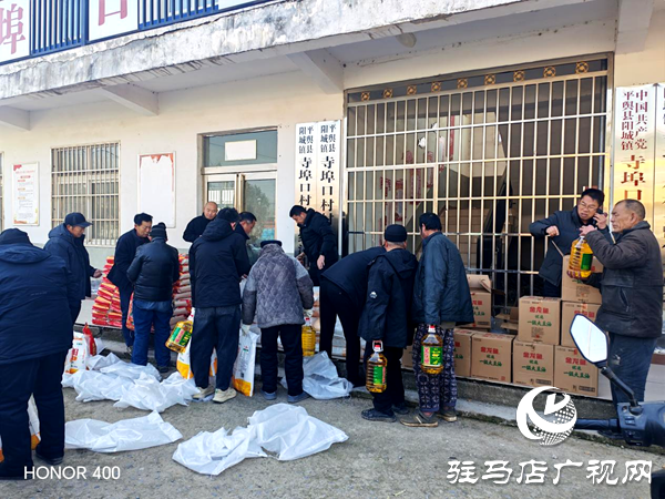 平輿縣陽城鎮(zhèn)：寺埠口村愛心人士辛宇坤為困難群眾捐贈生活物資