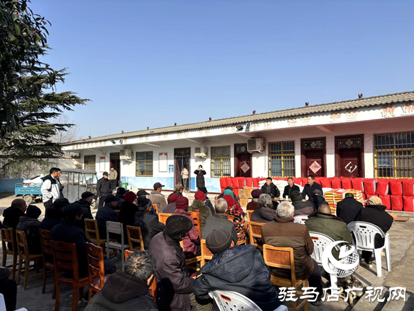 平輿縣陽城鎮(zhèn)：丁營村愛心人士劉小海春節(jié)前捐贈愛心物資