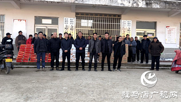 平輿縣陽城鎮(zhèn)：寺埠口村愛心人士辛宇坤為困難群眾捐贈生活物資