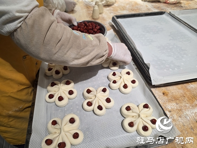 蒸年饃迎新春 駐馬店老查記非遺年饃古法手藝揉出濃濃年味