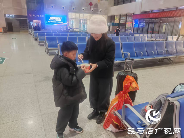 駐馬店西站:餃子飄香年味濃 堅守崗位亦團圓