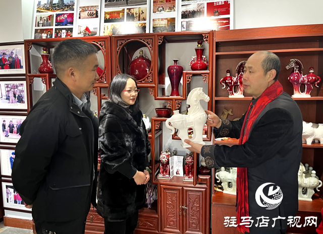 王宏：丹青頌馬年 瓷韻賀新春