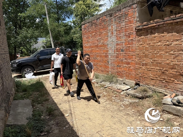 【天中光榮榜】2025年度盤點特輯——何文禮:拐杖丈量公益路 助人為樂模范何文禮