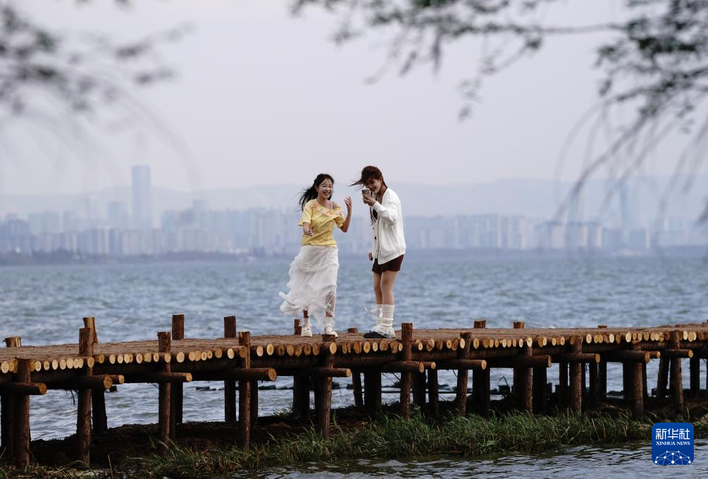 春日滇池引客來