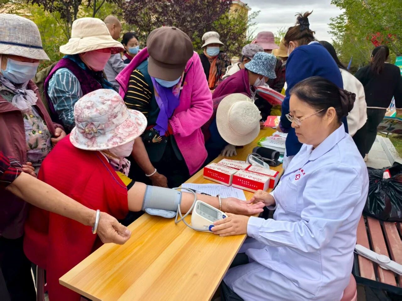 白衣映雪天山下，豫哈情滿巴里坤&mdash;&mdash;駐馬店市第一人民醫(yī)院許立勤援疆紀實