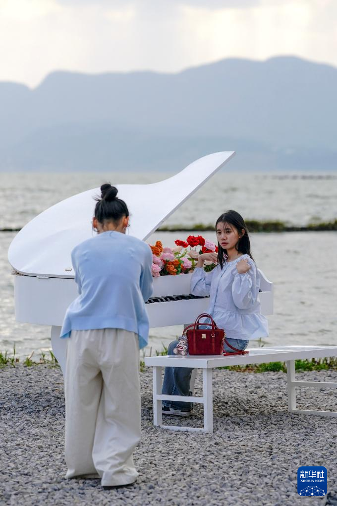 春日滇池引客來