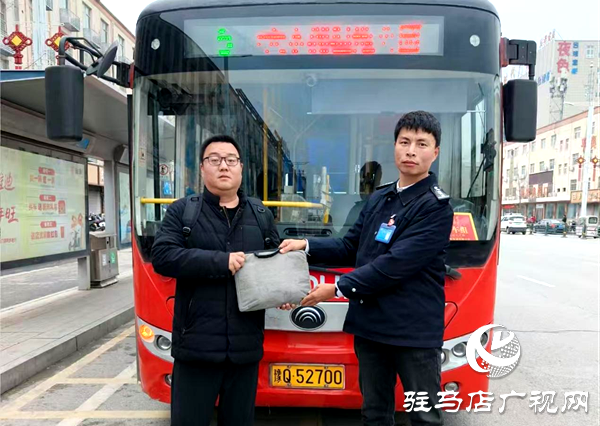 平輿公交車長(zhǎng)拾金不昧暖人心 失主錦旗致謝顯文明
