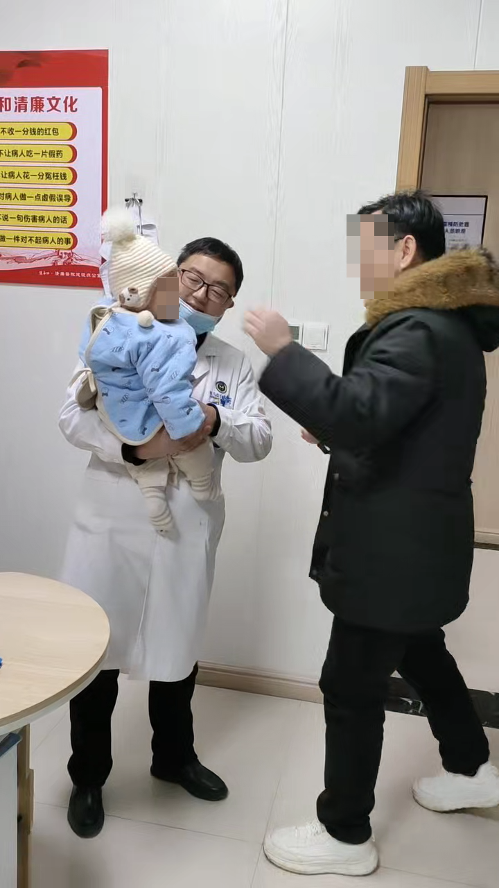 駐馬店佳和醫(yī)院急診室里的暖心瞬間：醫(yī)者仁心，不止于治病