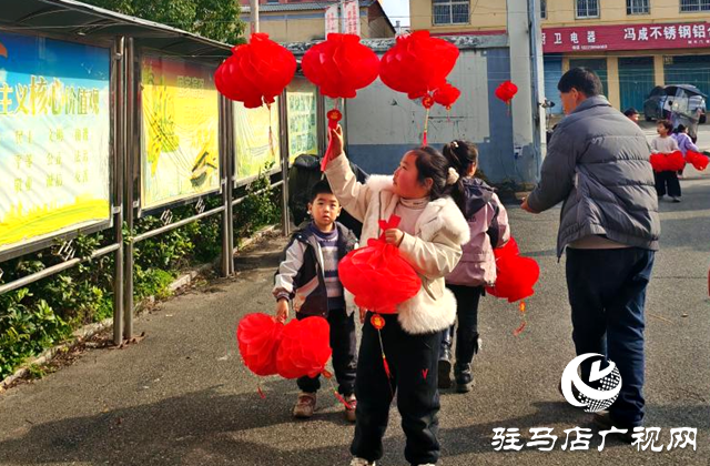 元宵佳節(jié)猜燈謎 鄰里相聚樂融融