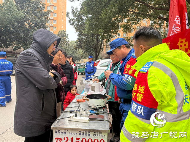 雷鋒精神進社區(qū) 暖心服務(wù)到家門?