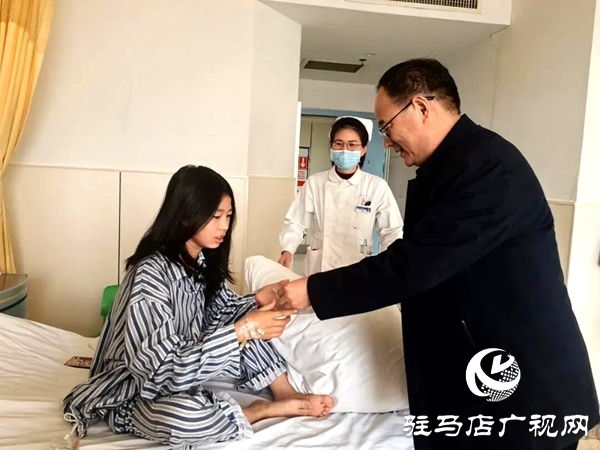 平輿縣人民醫(yī)院讓節(jié)日溫暖浸潤(rùn)病房