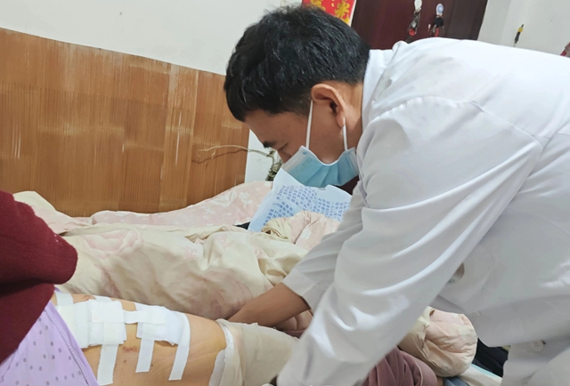 上門拆線解難題  延伸關(guān)愛暖人心 | 駐馬店市第二中醫(yī)院“豫健護(hù)理”上門服務(wù)彰顯醫(yī)者擔(dān)當(dāng)