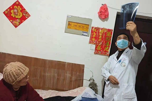 上門拆線解難題  延伸關(guān)愛暖人心 | 駐馬店市第二中醫(yī)院“豫健護(hù)理”上門服務(wù)彰顯醫(yī)者擔(dān)當(dāng)